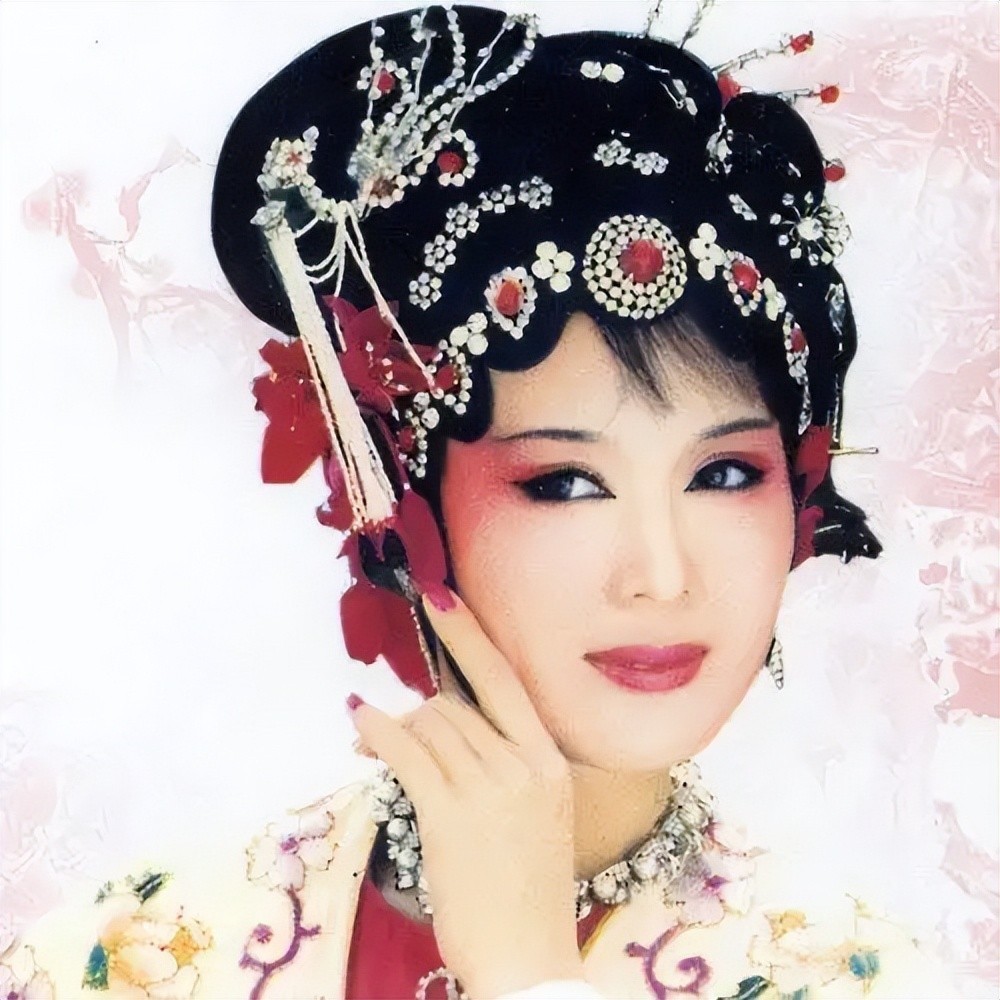 他长得帅,演技好,不顾一切娶大15岁妻子,丁克至今也幸福
