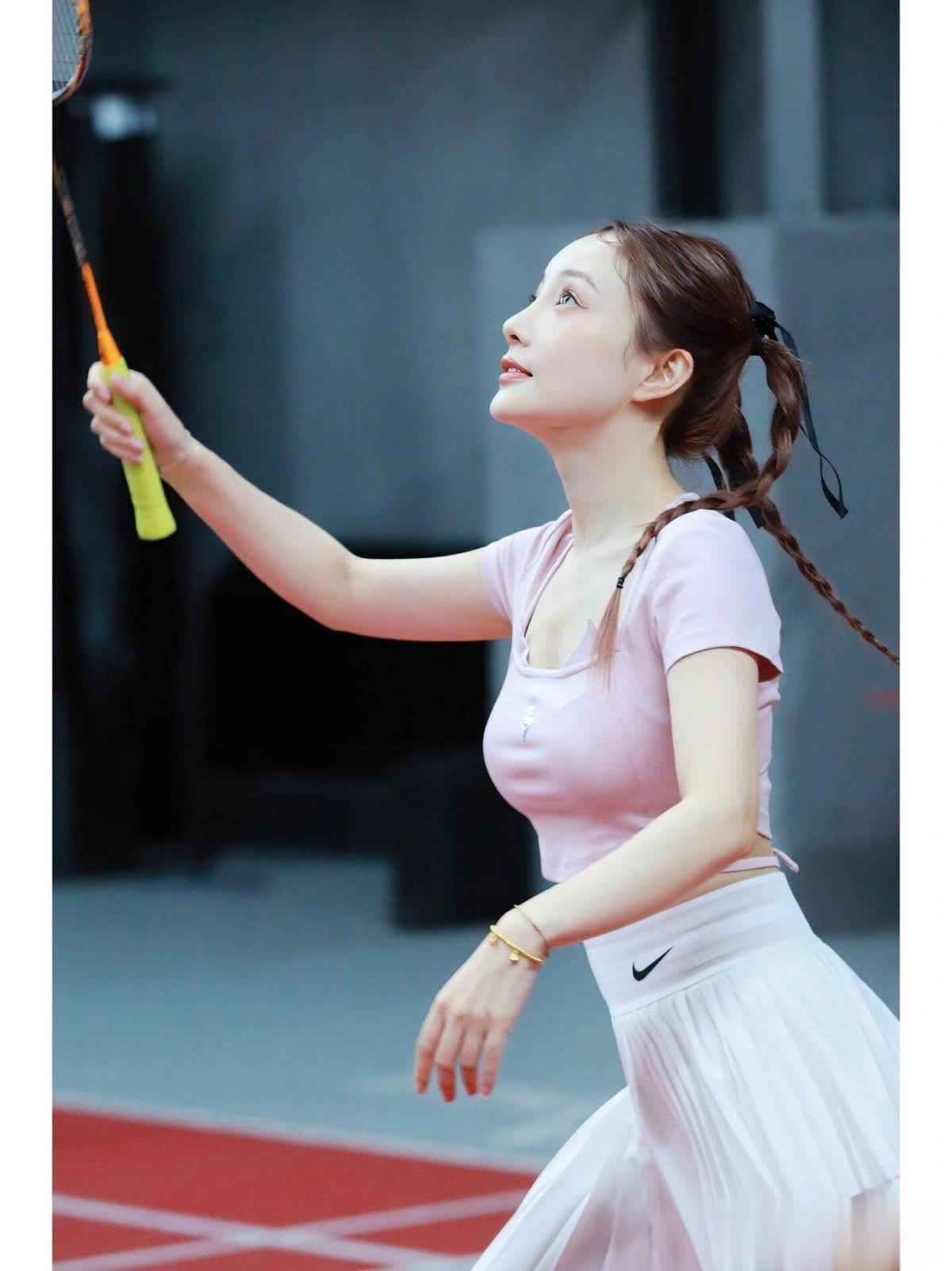 43岁李小璐逆龄穿搭惊艳,马甲短裙展现少女风采,与25岁无异!