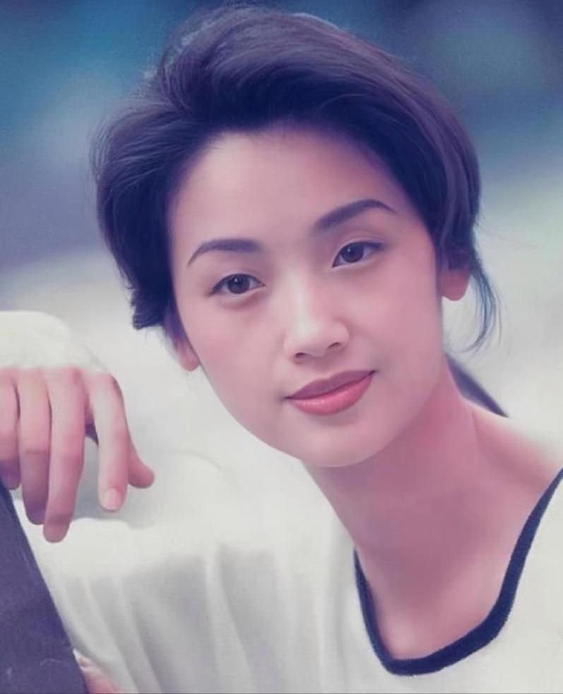 港星吴倩莲近照曝光:白发长辫消瘦身形,气质依旧