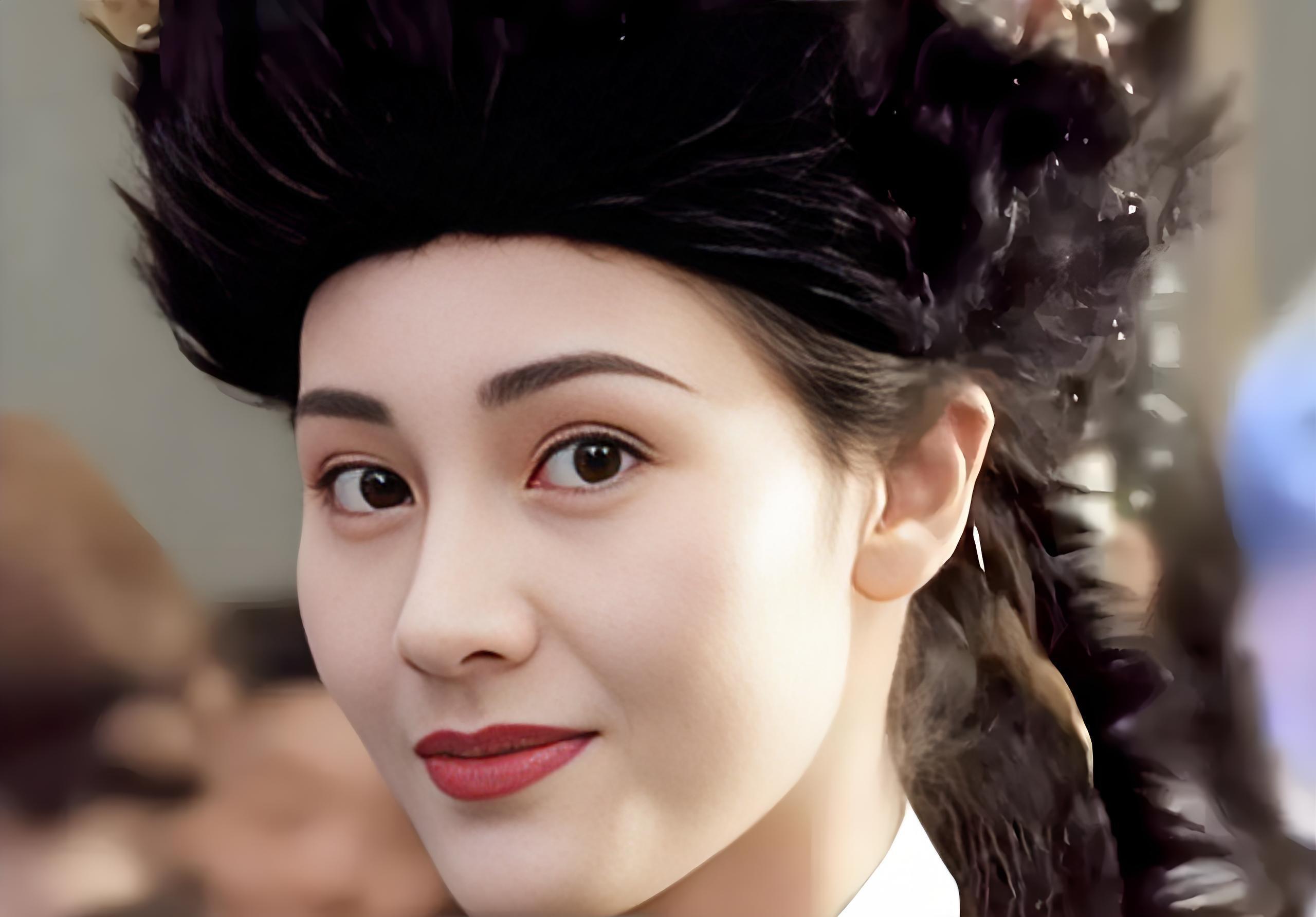 李嘉欣马场现身,与老公甜蜜牵手,风采不减当年!