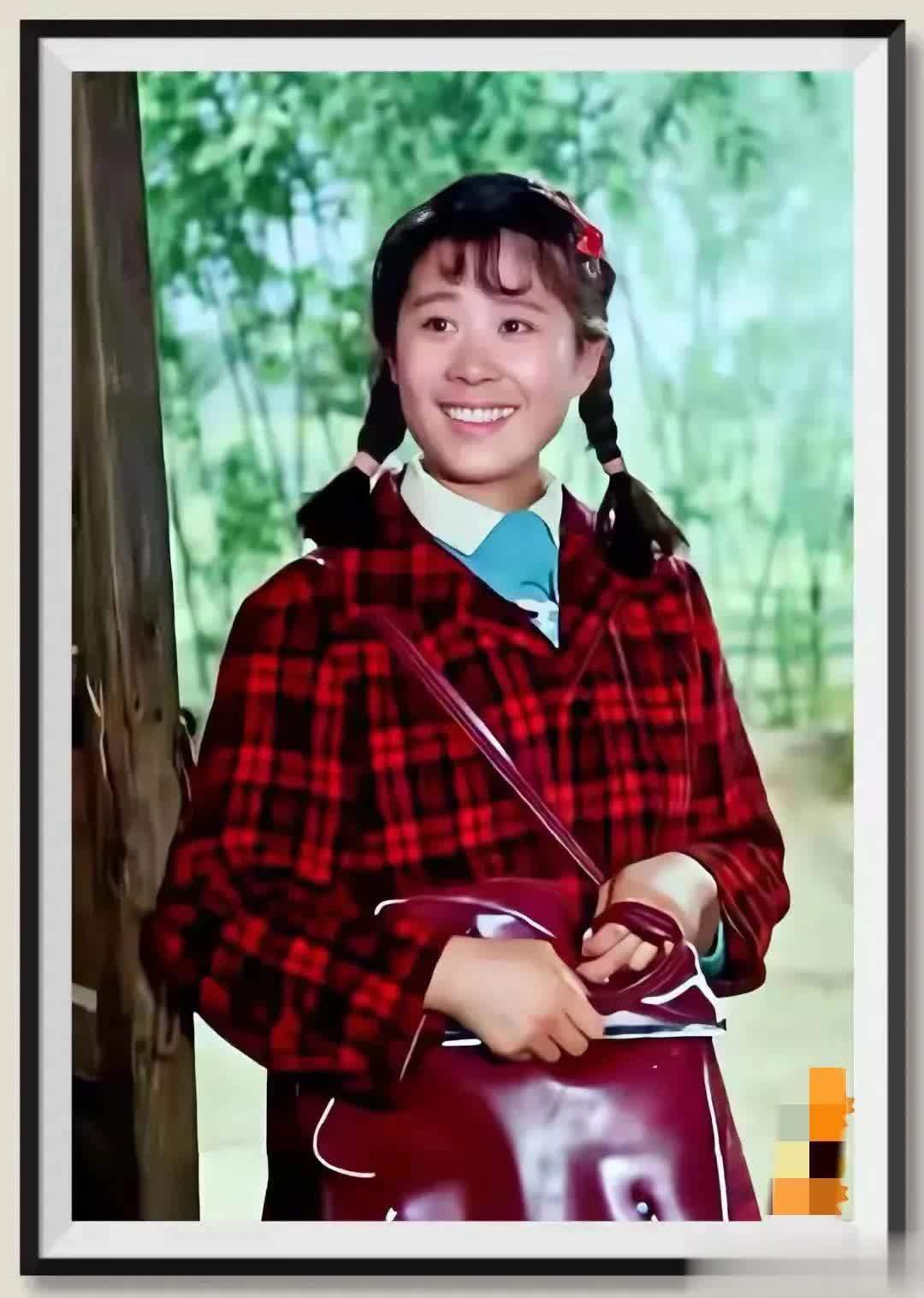 八十年代女星风采:格子衫配麻花辫,经典造型再现!