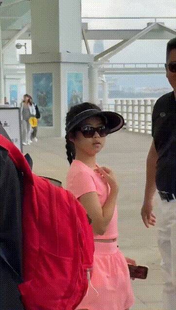 章子怡一家三亚过年,醒醒长高,哥哥章子男儿子超帅气 - 360娱乐,你开心就好