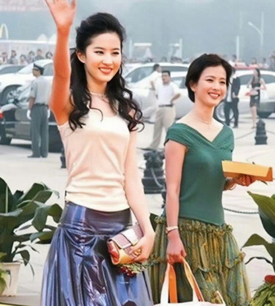 刘亦菲与妈妈哈尔滨同框,65岁刘晓莉颜值惊艳,母女宛如姐妹花 - 360娱乐,你开心就好